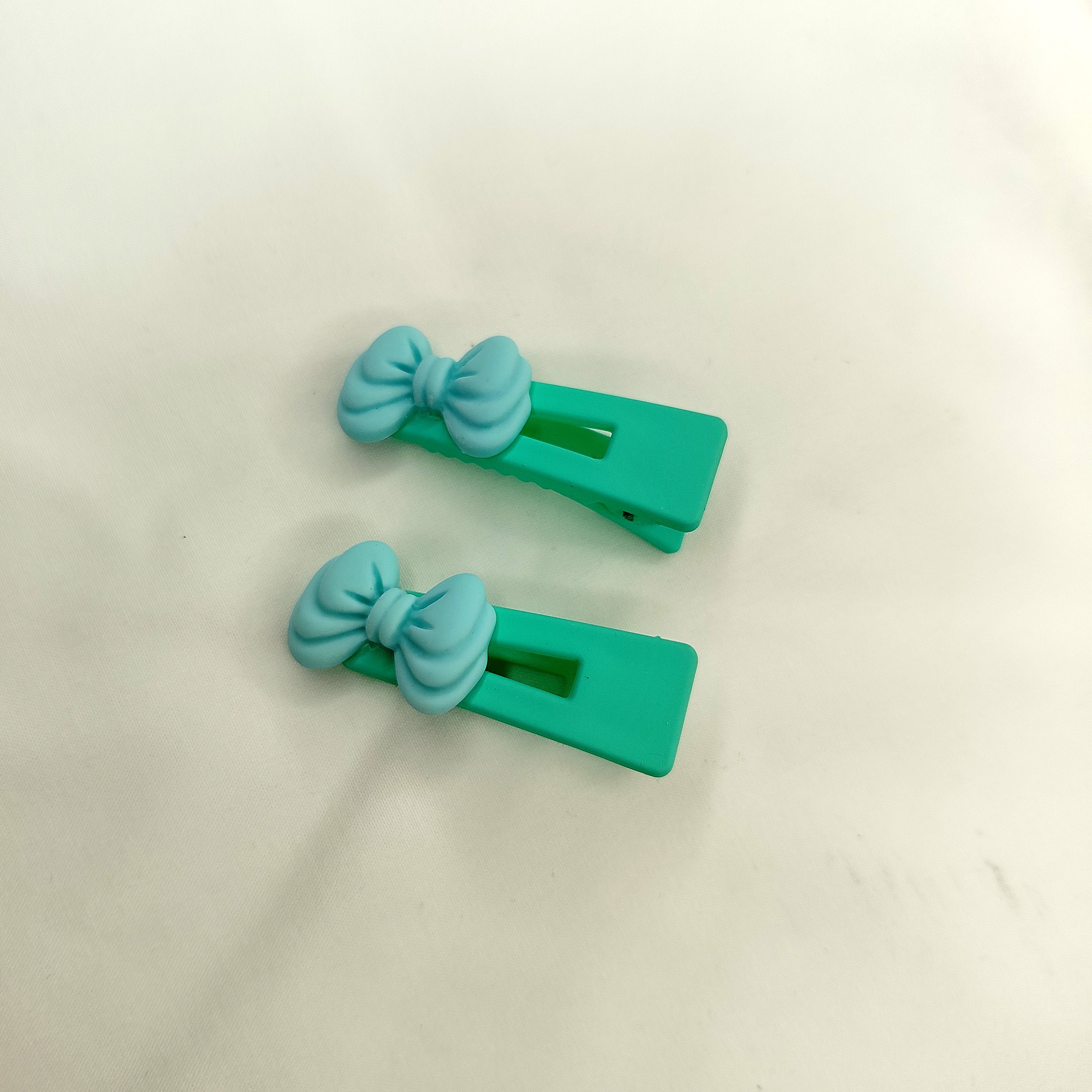 Hair clips designed especially for kids, with a smooth plastic finish, set of 2 clips