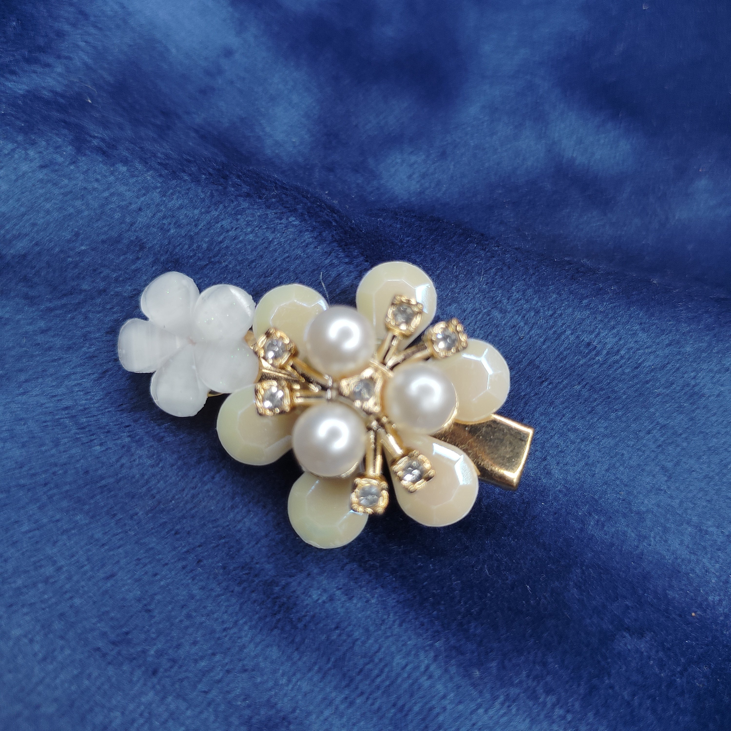 Elegant floral pearl hair clip with delicate stone work