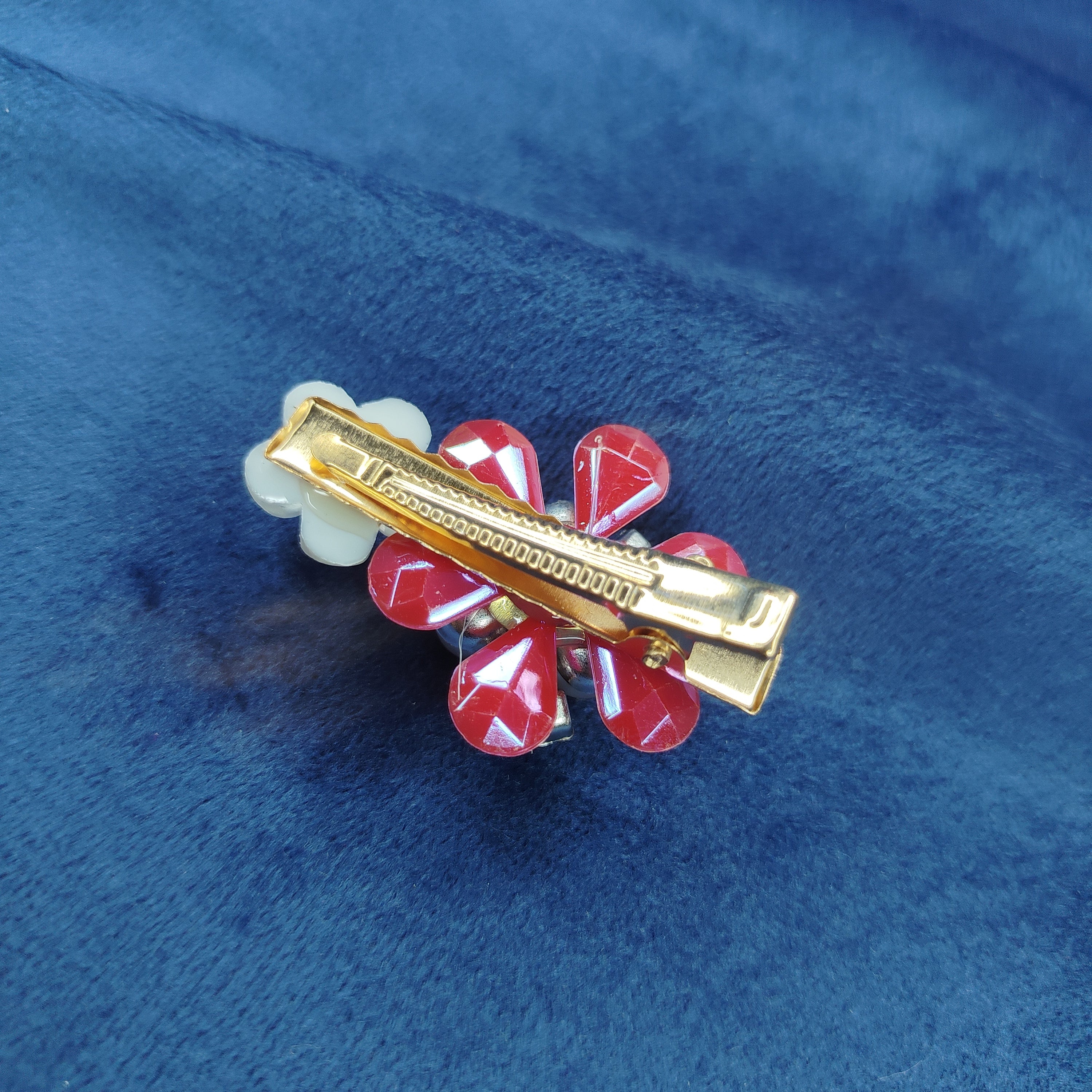 Elegant floral pearl hair clip with delicate stone work